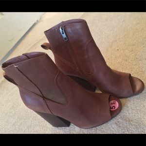 Peep toe booties <Steve madden>